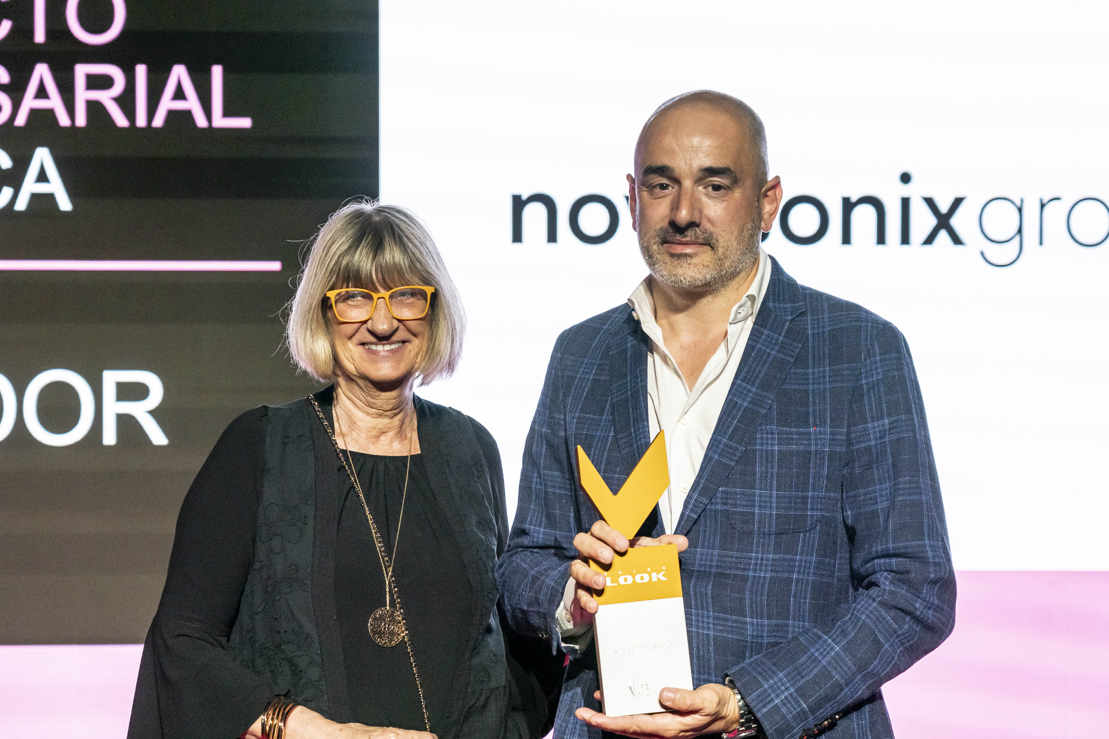 Luis Moreno, CEO de NOVASONIX, recogiendo el premio de manos de la periodista Isabel Juncosa