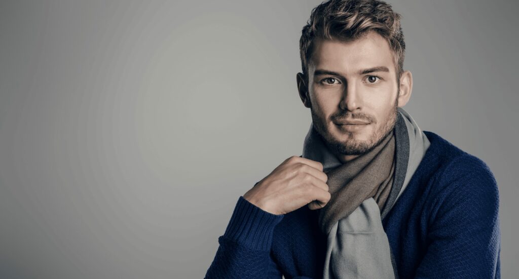 Chico con bufanda y chaqueta