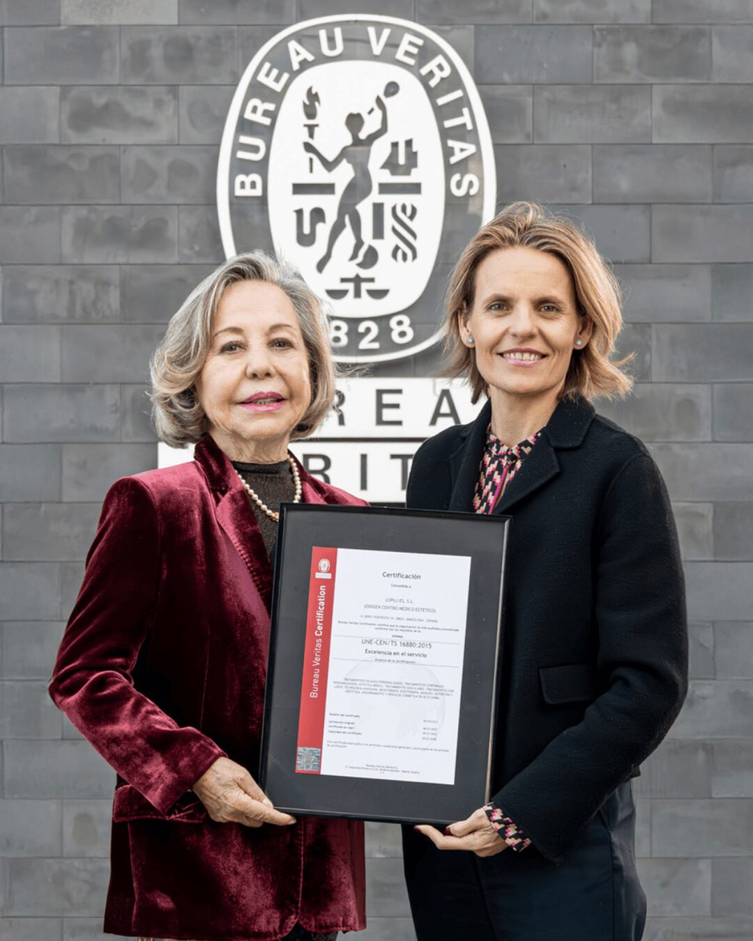 Oxigen recibiendo el premio.