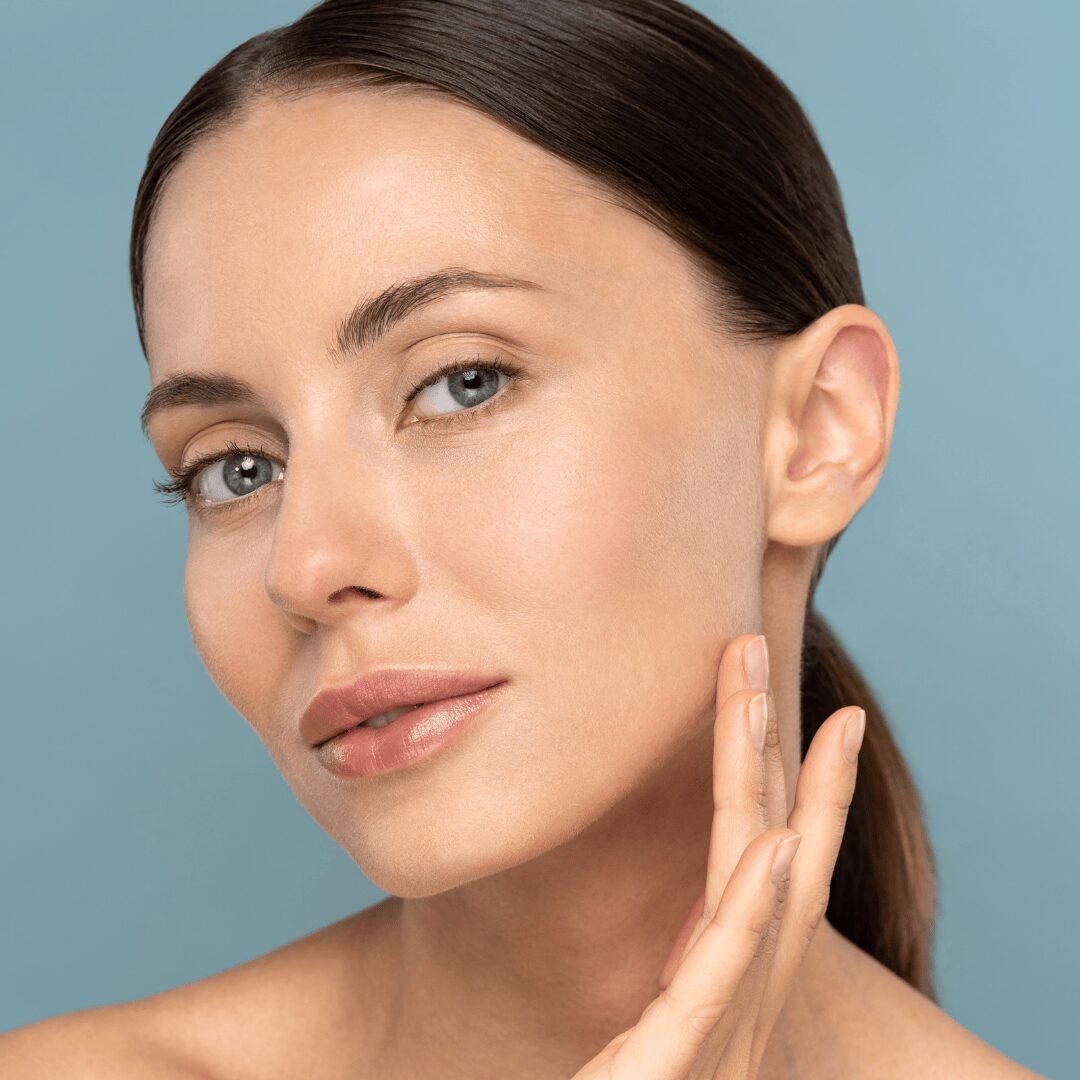 Chica tocándose la cara