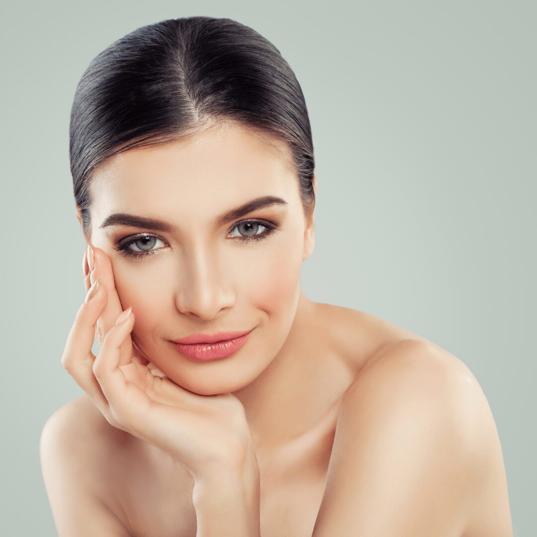 Chica tocándose la cara