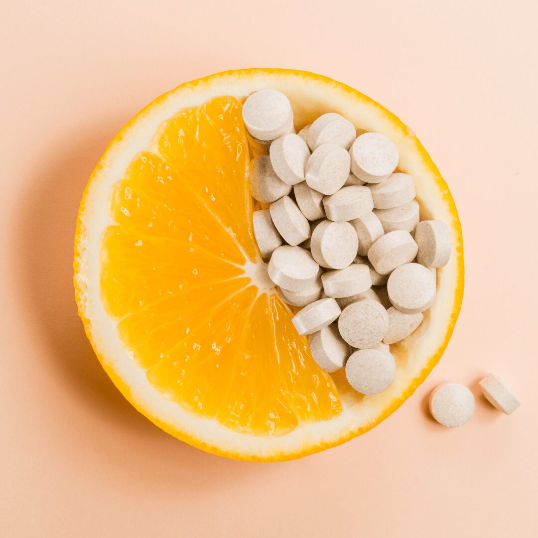 Pastillas dentro de una naranja