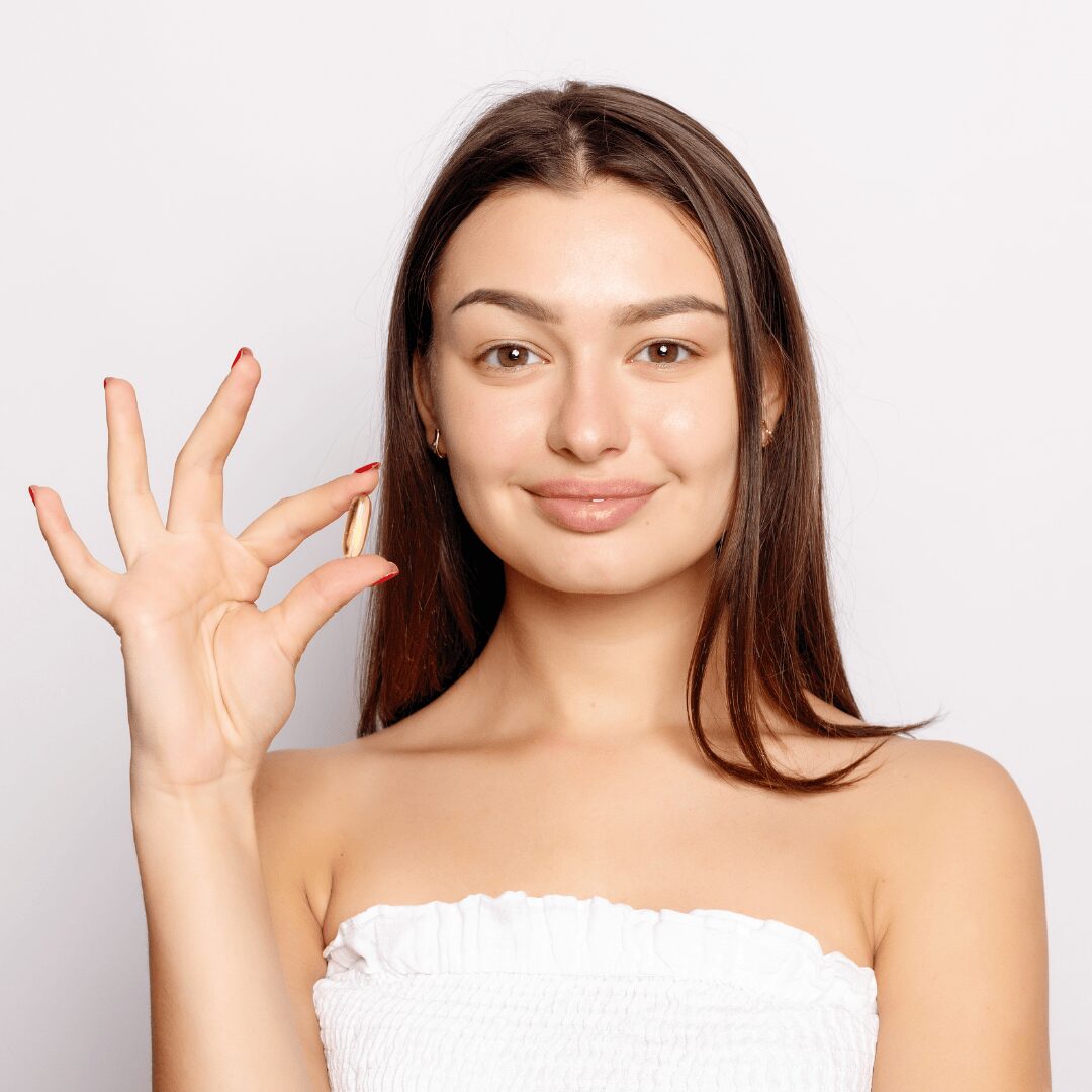 Chica con píldora en la mano