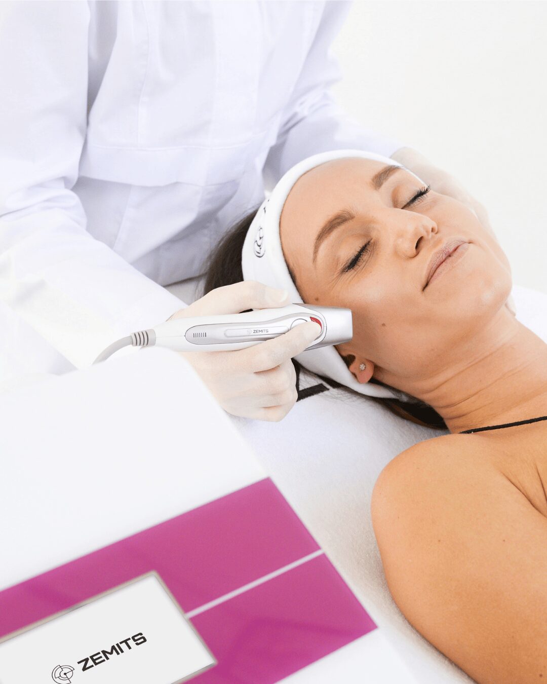 Chica y máquina Zemits