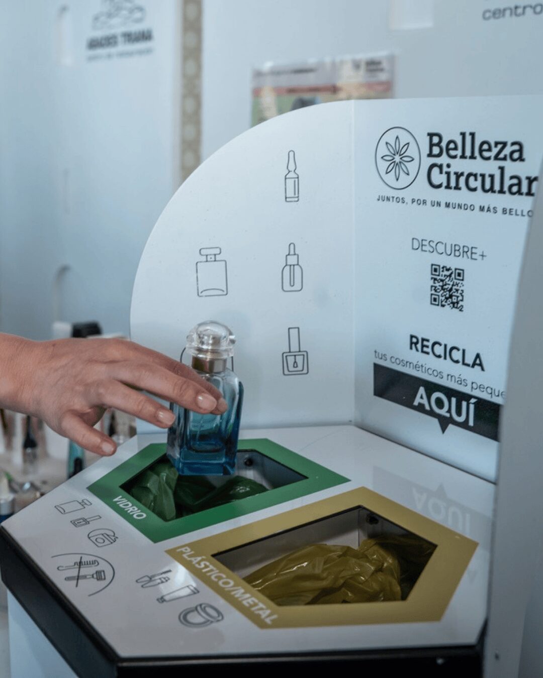 Persona reciclando un envase cosmético