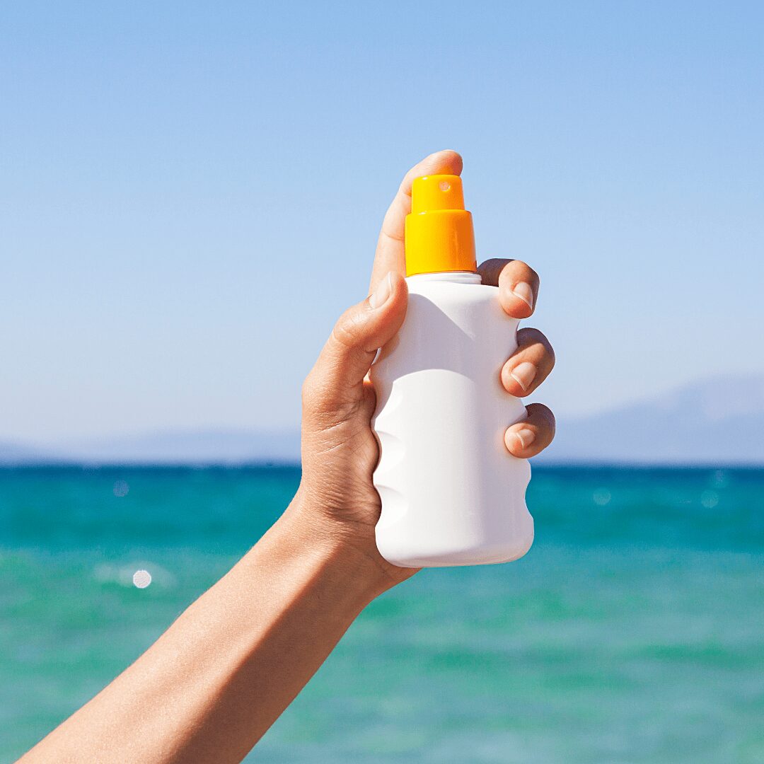 Mano con protector solar.