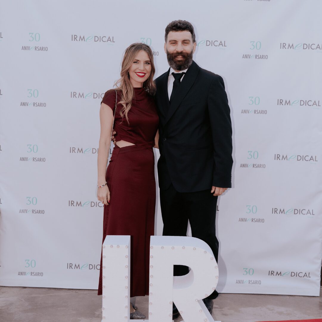 Victor Segarra Rios, CEOO de IR Medical, acompañado de su pareja.