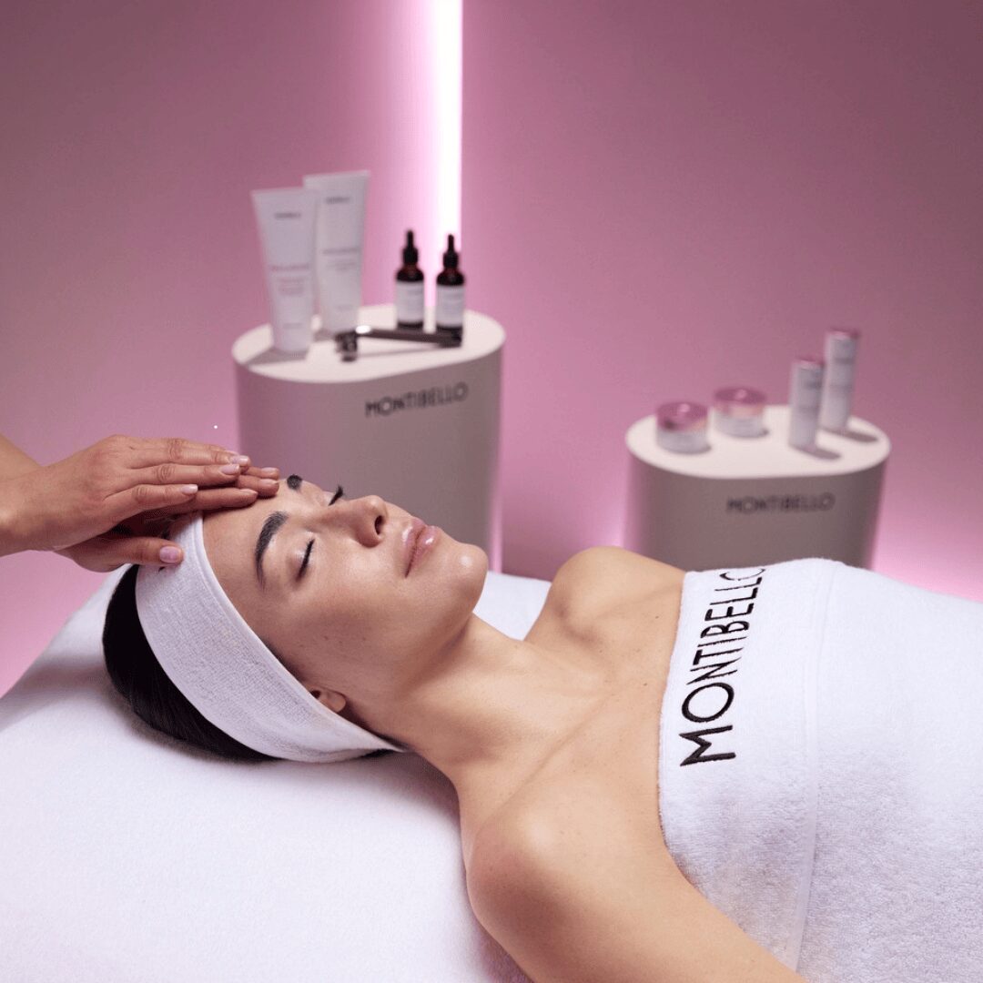 Una persona le hace un masaje con los productos Montibello a otra.