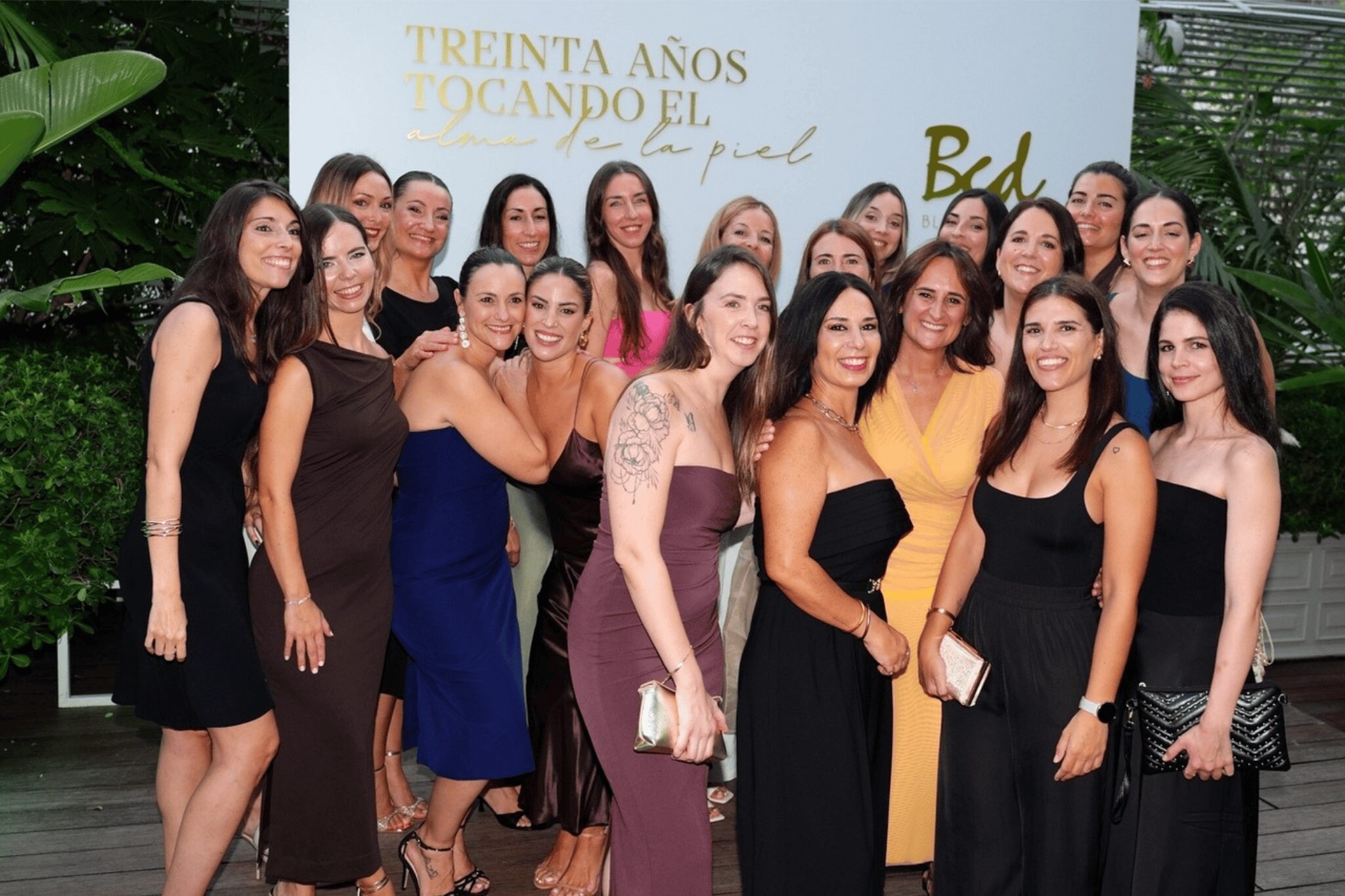 Silvia Oliete con un pastel de piruletas con dibujos de felices 30 años