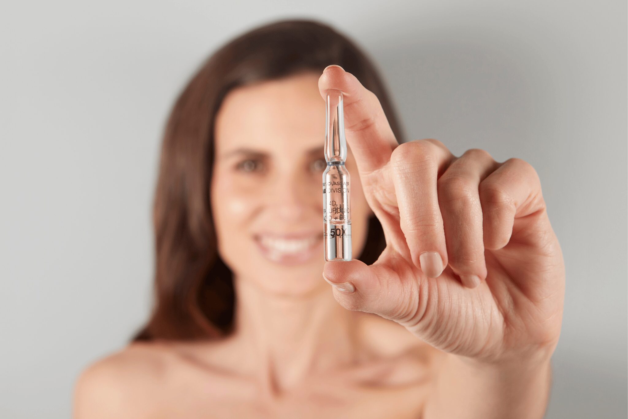 Chica con un producto de Bruno Vassari