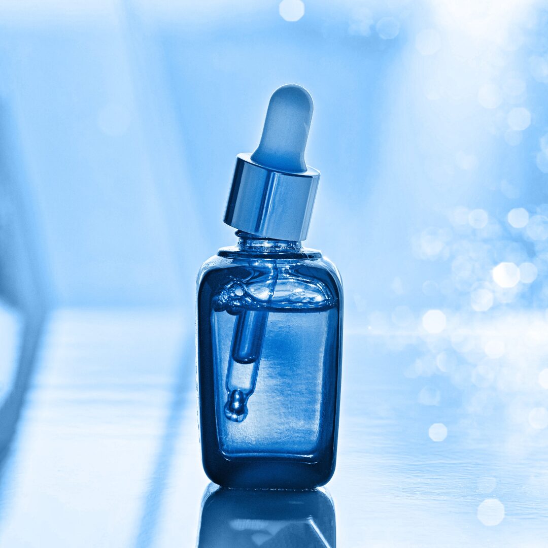 Pote de cristal con un gotero.