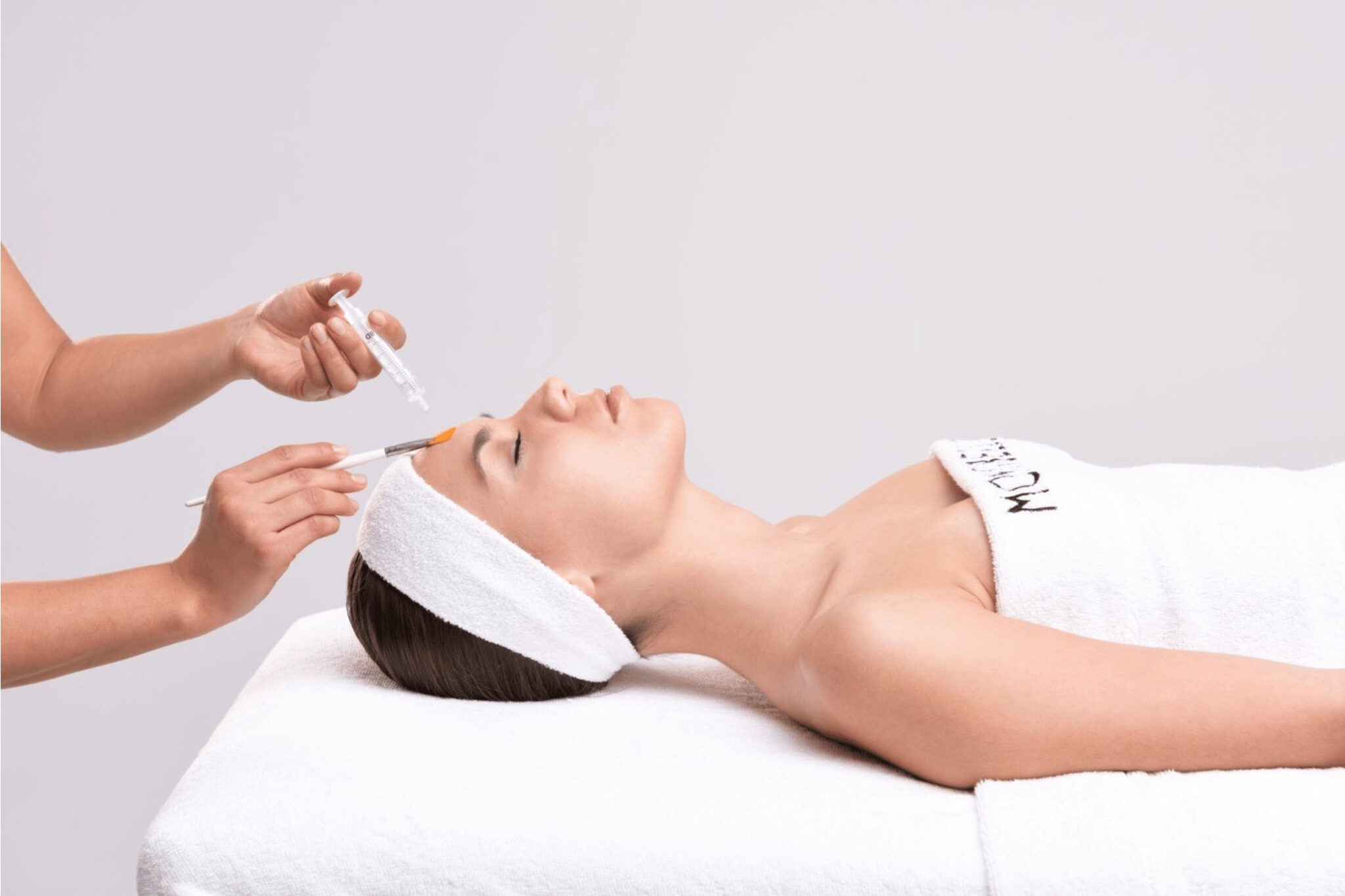 Chica estirada en una camilla donde se le suministra el producto Montibello.