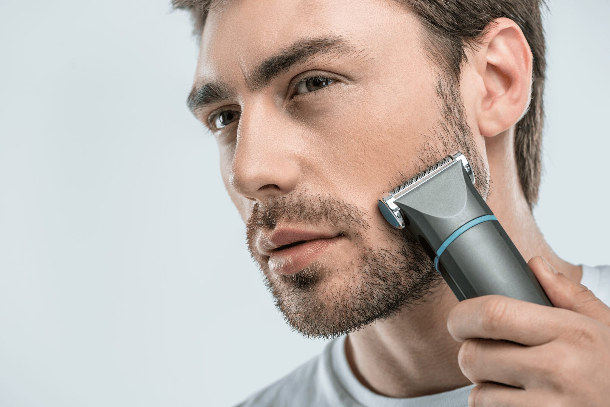 Chico con barba mirando de lado