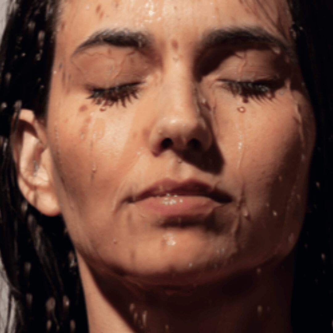 Chica con la cara mojada