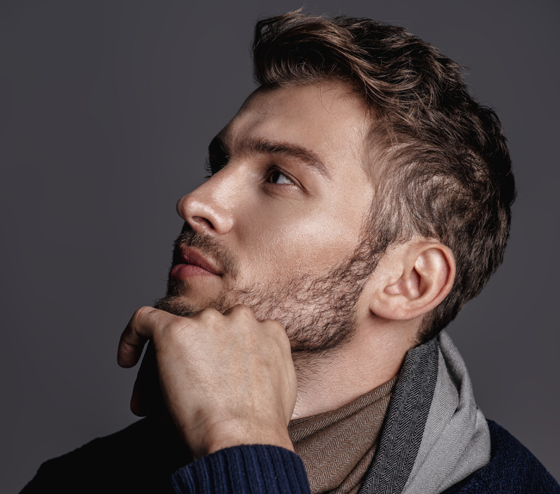 Chico con barba mirando de lado