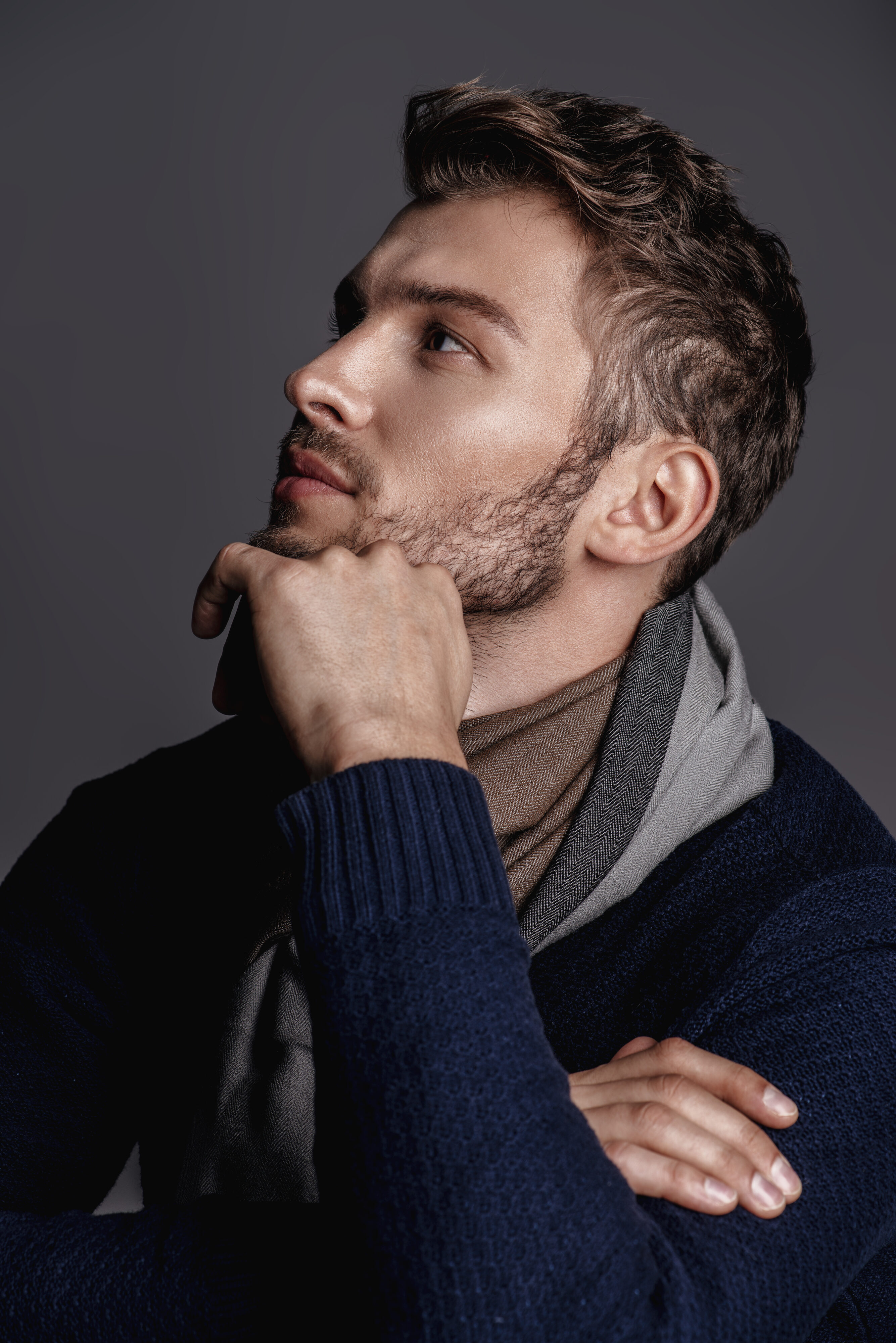 Chico con barba mirando de lado