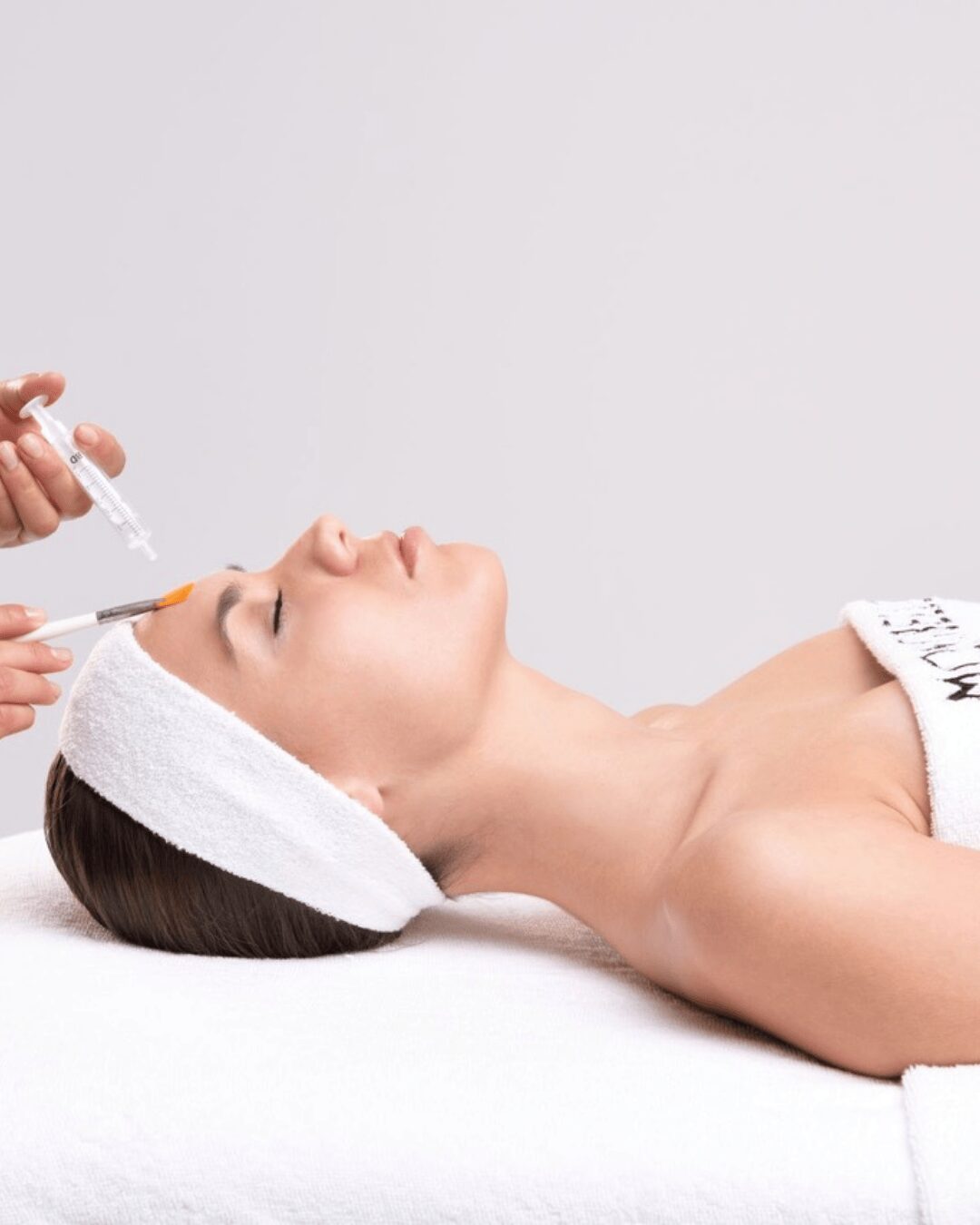 Chica estirada en una camilla donde se le suministra el producto Montibello.