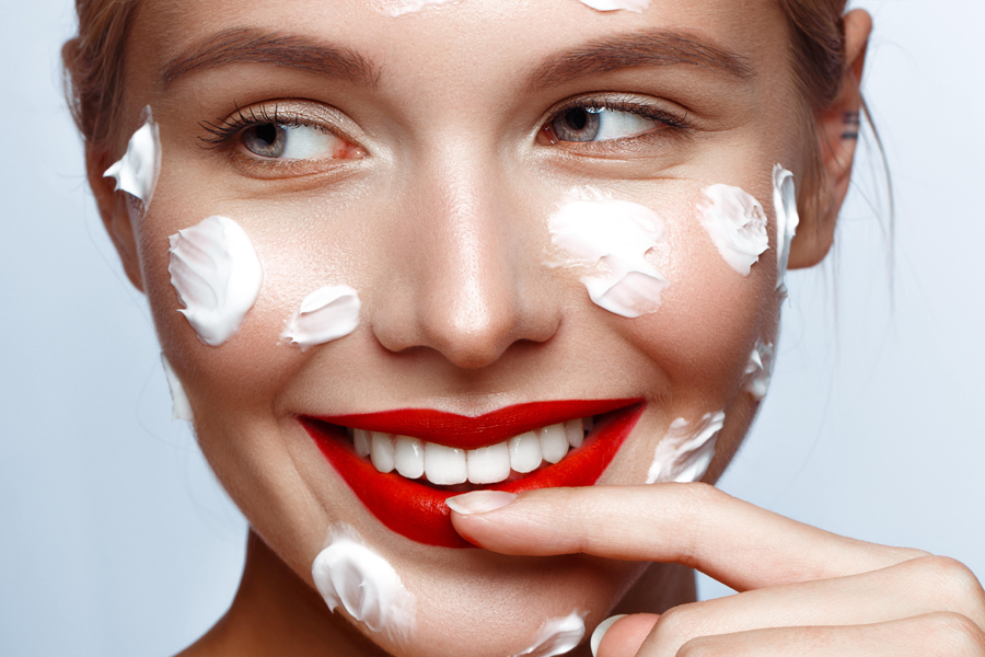 Chica con manchas de crema en la cara