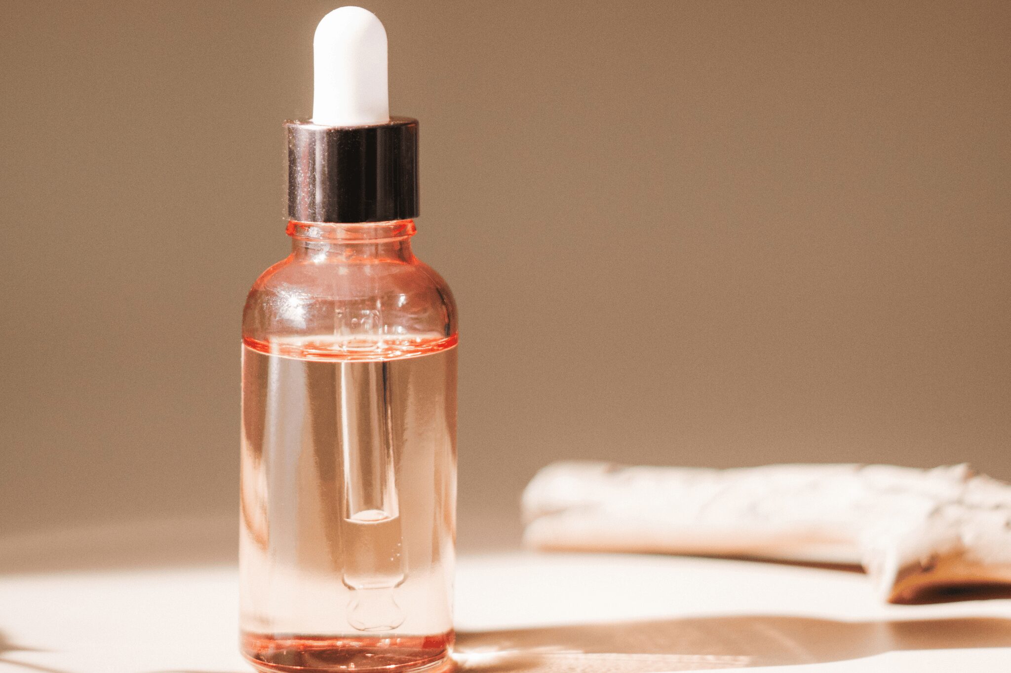 Chica con crema en la cara recién salida de la ducha.