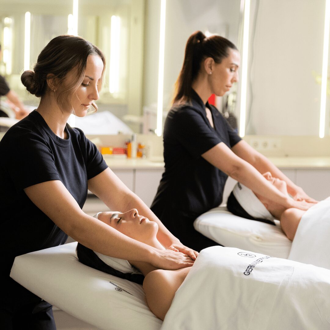 Dos masajistas haciendo masajes a dos chicas.