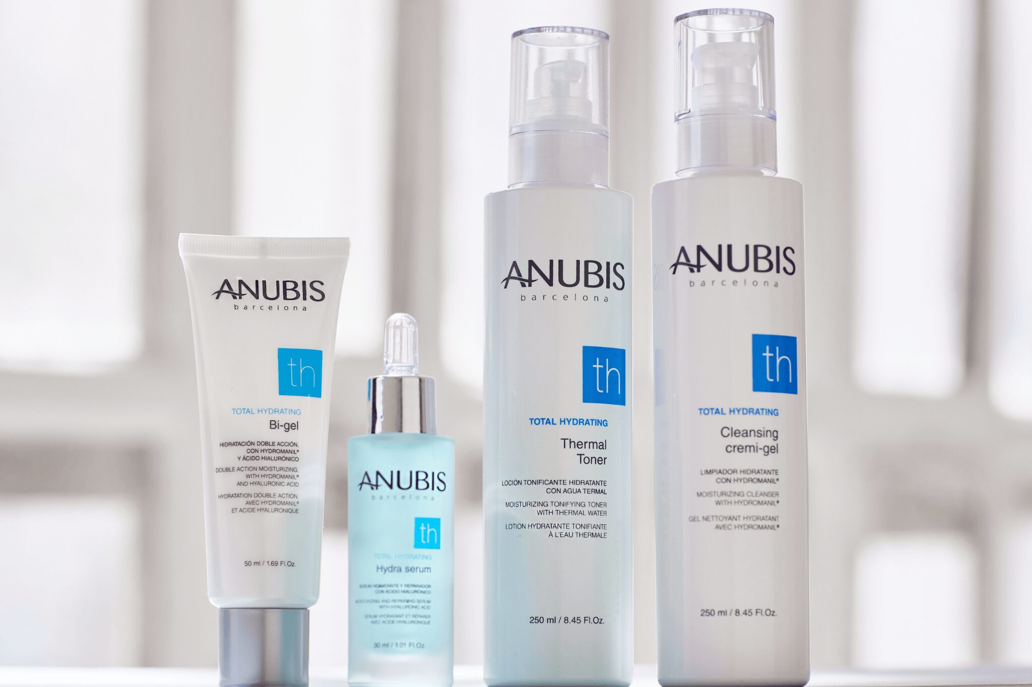 Chica aplicándose producto Anubis