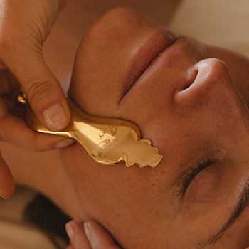 RITUAL FACIAL REJUVENECEDOR CON EL UTENSILIO DE MASAJE VENUS BY MARIONA VILANOVA