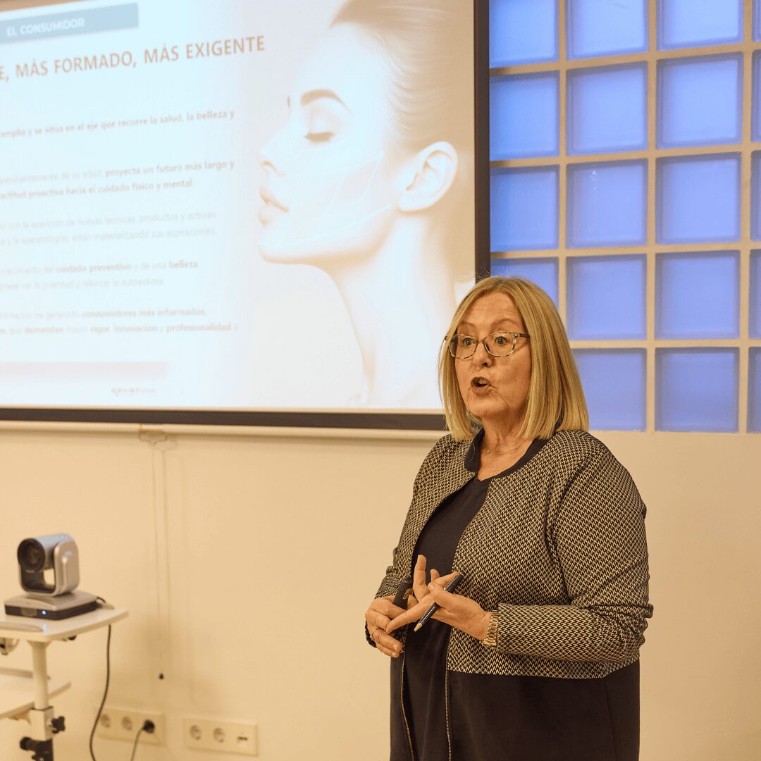 Señora dando una conferencia en Stanpa