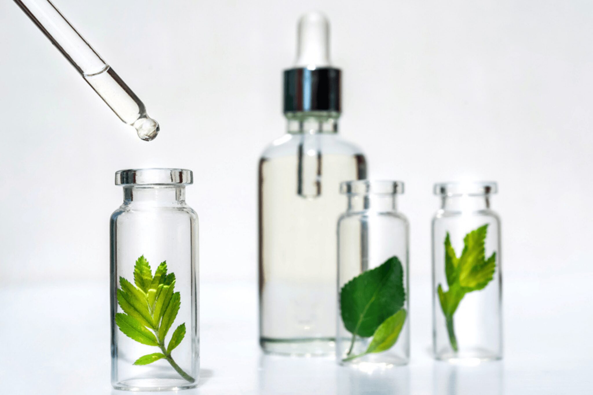 Chica con un frasco en la mano