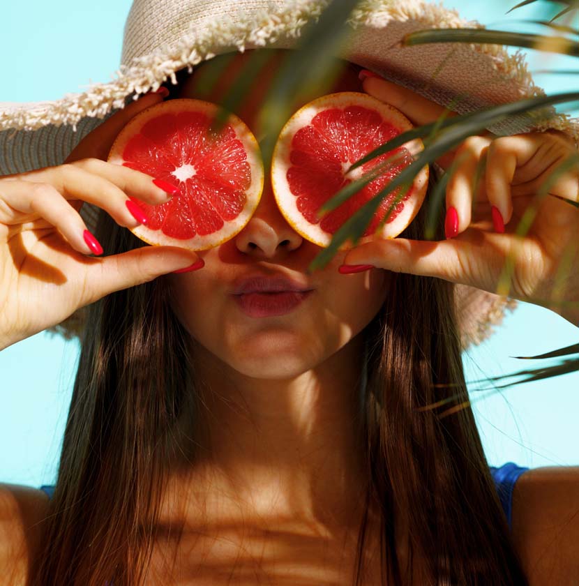Chica con naranjas en la cara