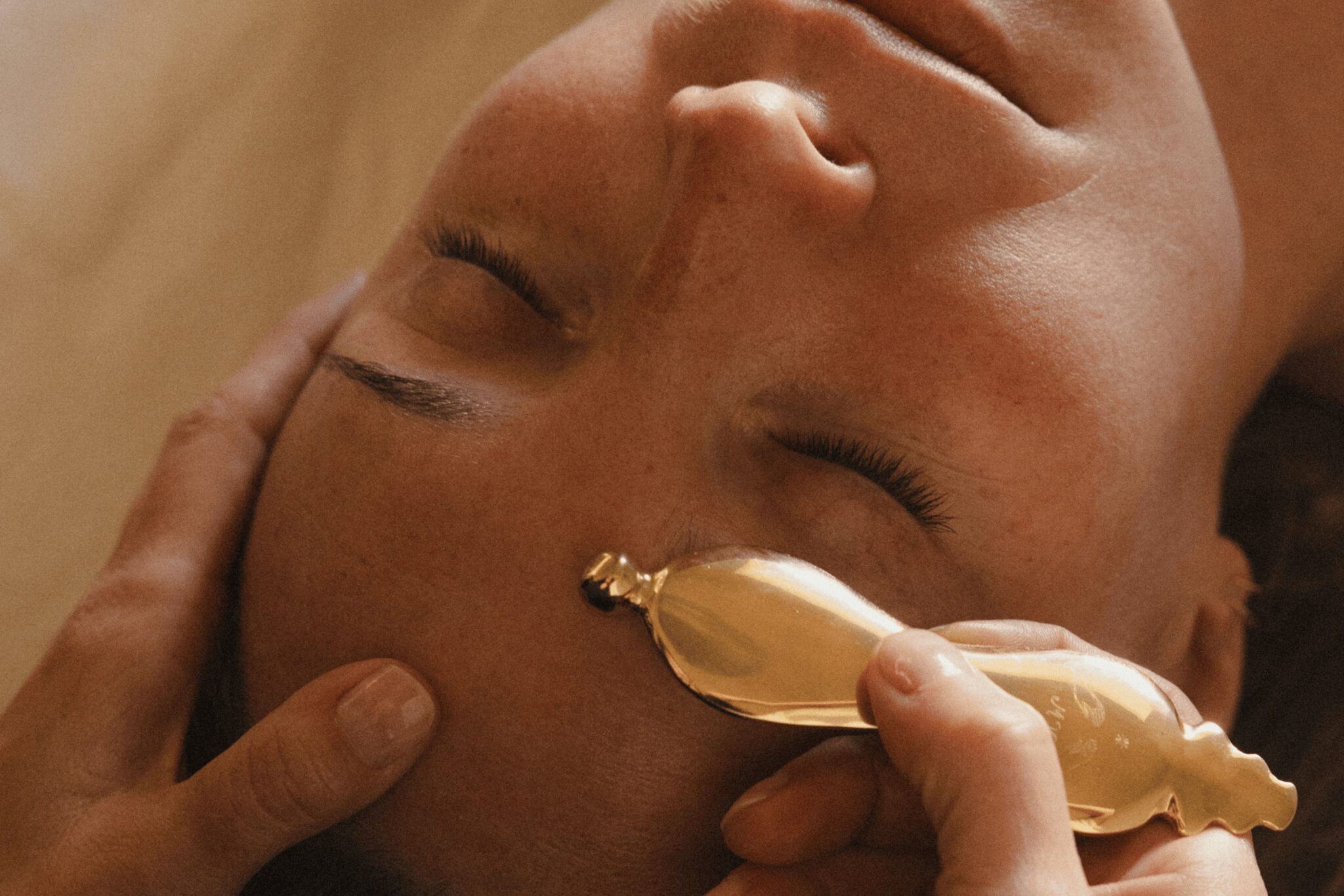 RITUAL FACIAL REJUVENECEDOR CON EL UTENSILIO DE MASAJE VENUS BY MARIONA VILANOVA