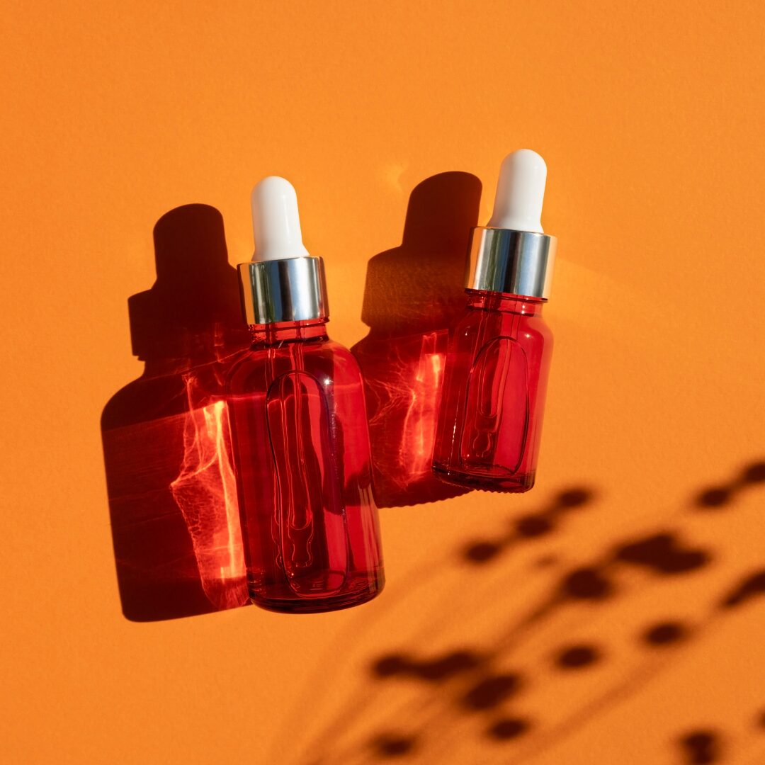 Dos frascos de cosmética líquida con pipetas.