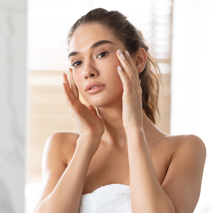 Chica mirándose en el espejo del baño