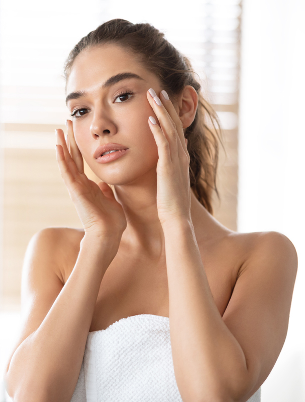 Chica mirándose en el espejo del baño