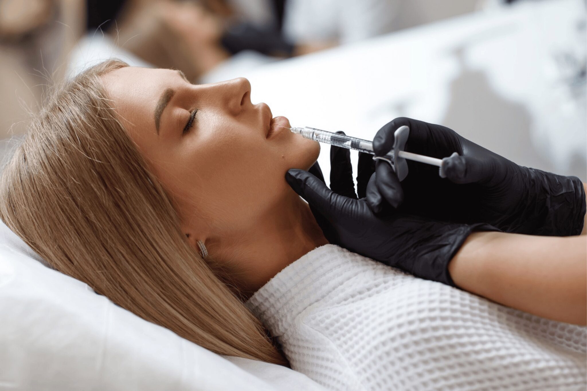 Unas manos con guantes sujetando la cara de una chica joven