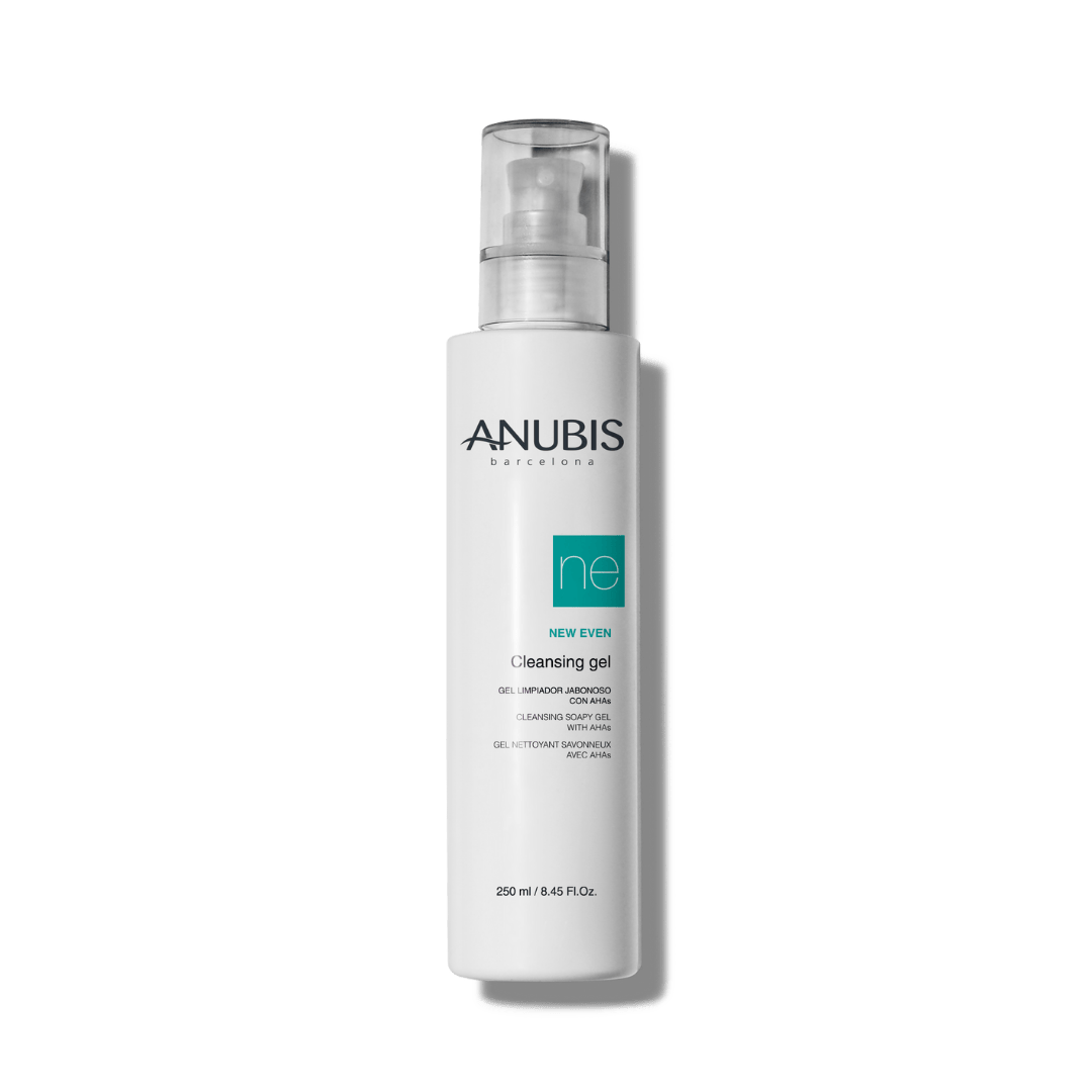 Cleansing gel limpia suavemente la piel y favorece la exfoliación progresiva y la renovación epidérmica. Su formulación con AHA’s oxigena el tejido, revitaliza la piel y mejora su textura y luminosidad, respetando el equilibrio fisiológico cutáneo y preparando la piel para potenciar la eficacia de los tratamientos posteriores.