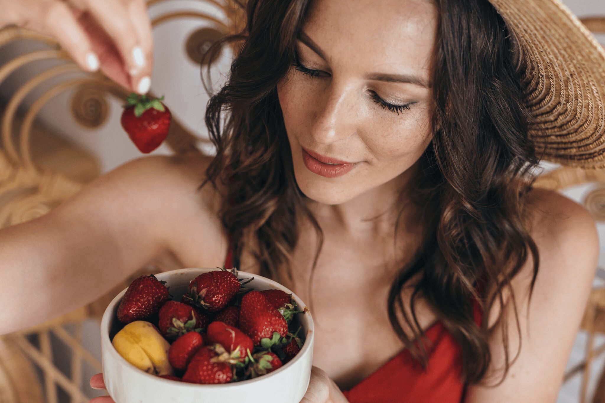 Chica comiendo fresas