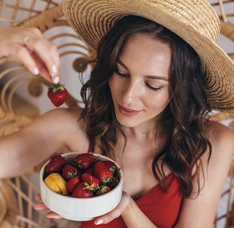 Chica comiendo fresas