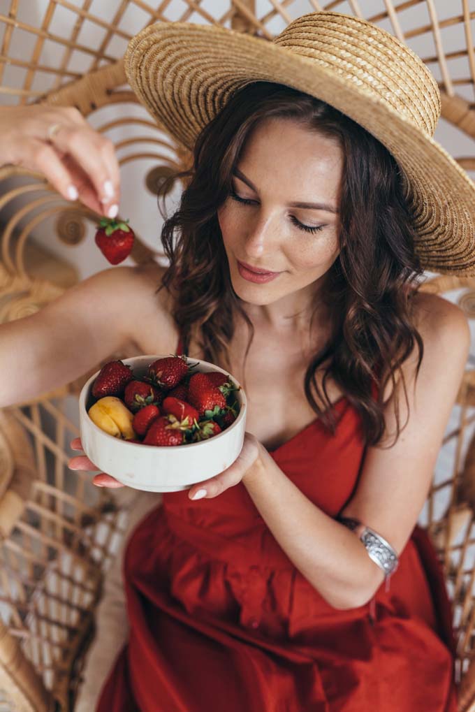 Chica comiendo fresas