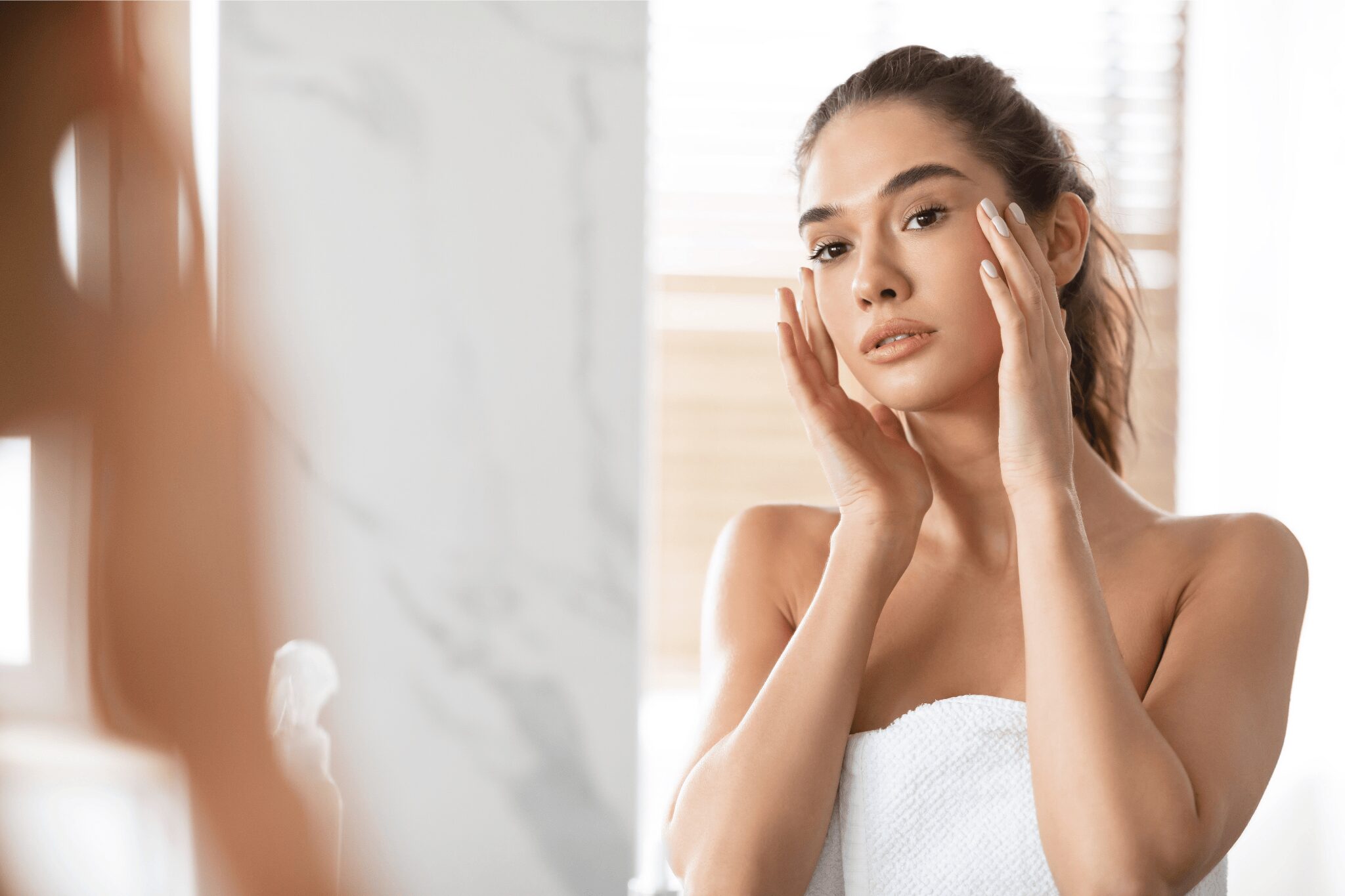 Chica mirándose en el espejo del baño