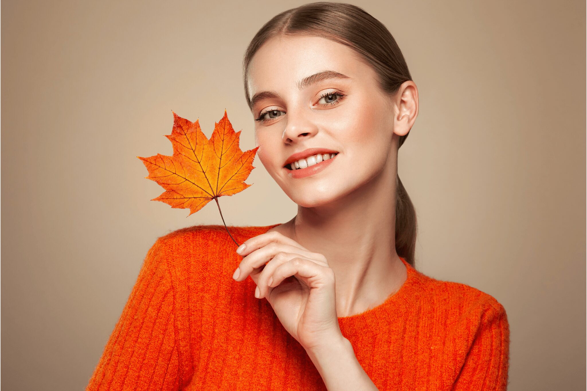 Chica con una hoja otoñal