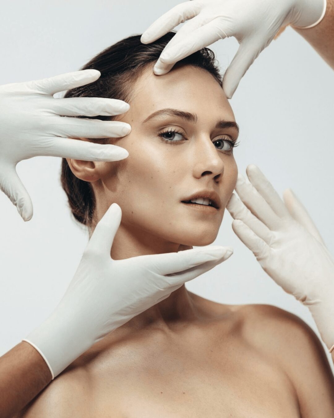 Chica desnuda con muchas manos con guantes alrededor