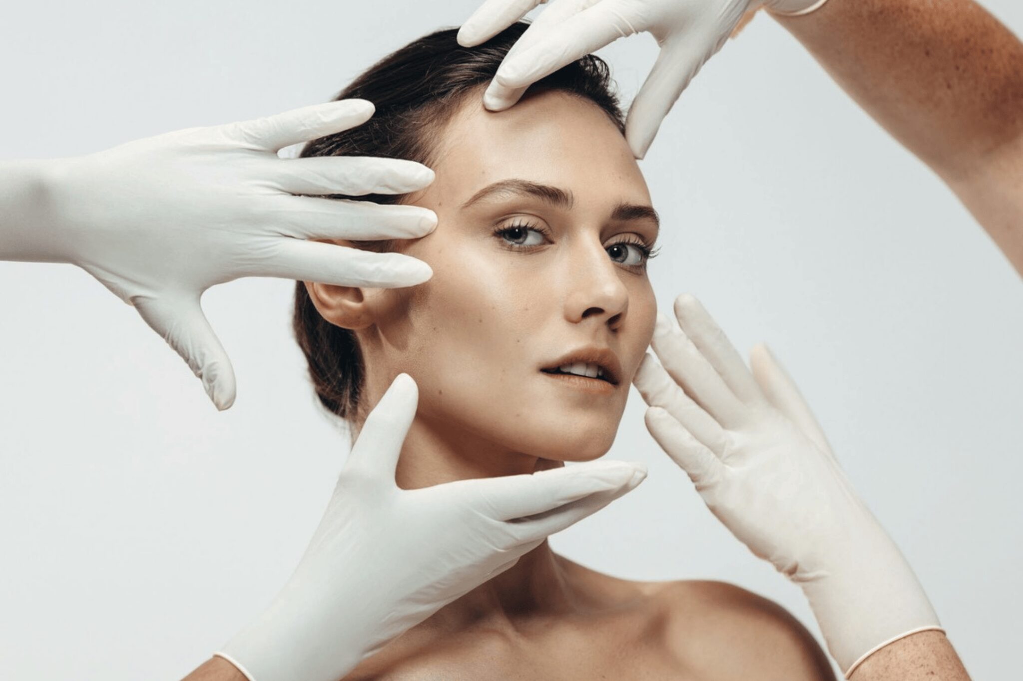 Chica desnuda con muchas manos con guantes alrededor