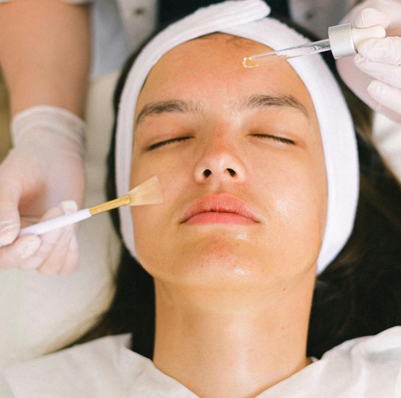 Chica con activos cosméticos