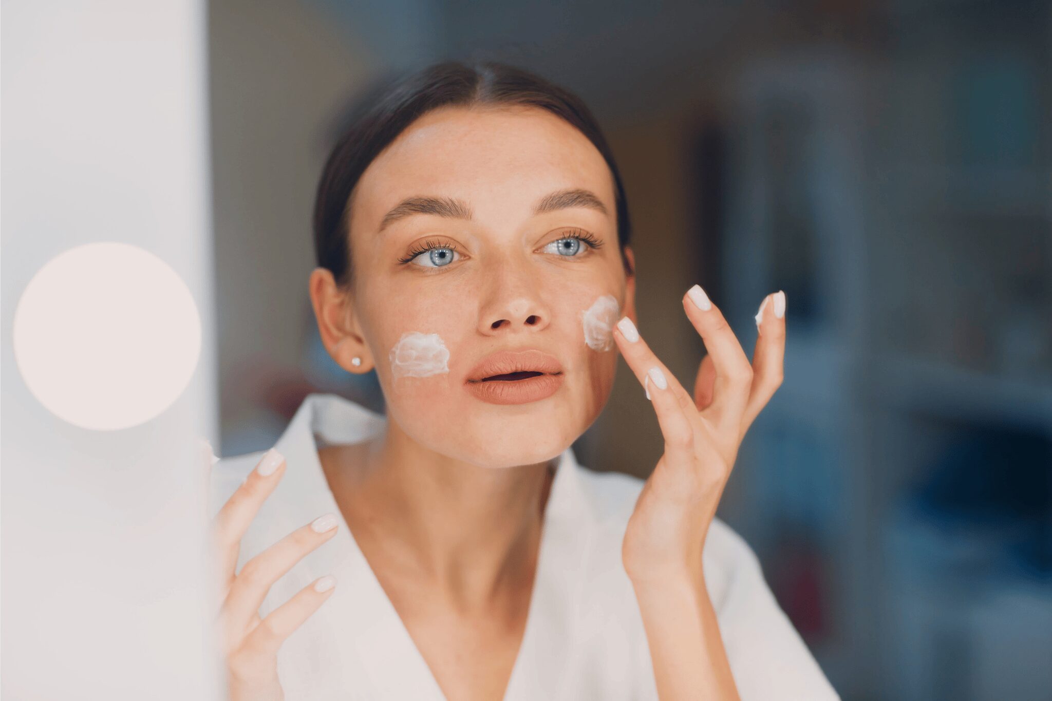 Chica desnuda con muchas manos con guantes alrededor