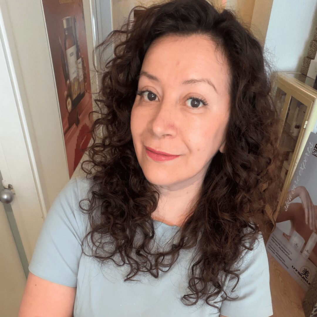 Martha Salas, especialista en estética avanzada y bienestar integral.