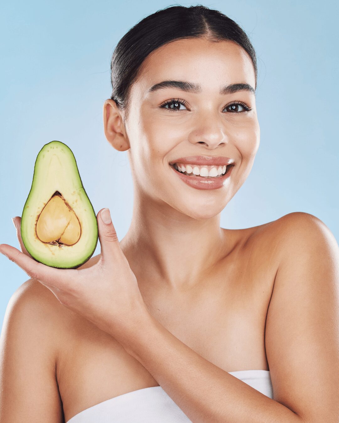 Chica con aguacate