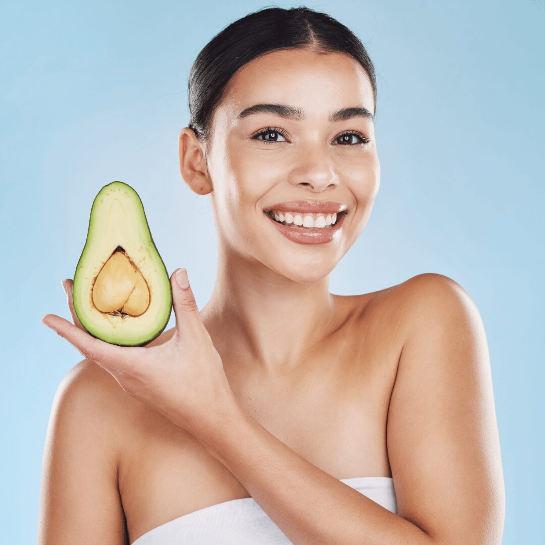 Chica con aguacate