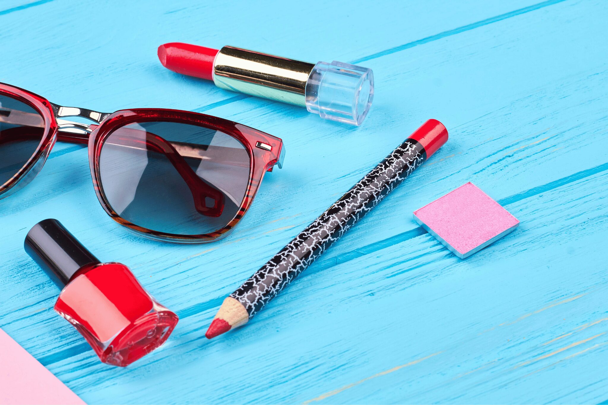 Chica maquillada con gafas del sol en la cabeza